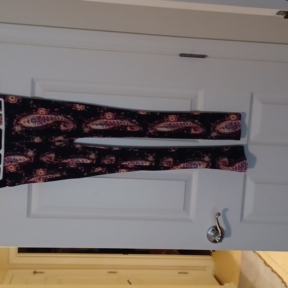 🌺bebe Black and Pink Leggings with Paisley Print - Picture 6 of 7